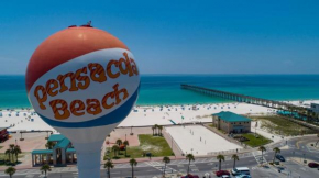 Lux Private bedroom w private bath apartment in enchanting Pensacola w WIFI, AC